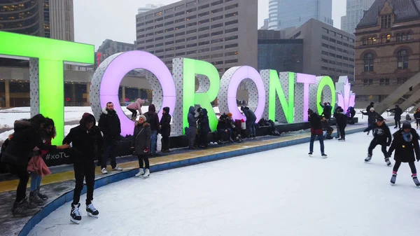 La gente pattina sul ghiaccio sulla famosa pista di pattinaggio di Torontos a Nathan Phillips Square — Foto Stock