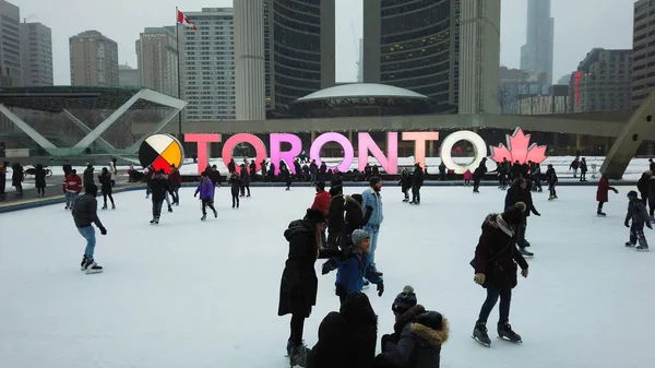 La gente pattina sul ghiaccio sulla famosa pista di pattinaggio di Torontos a Nathan Phillips Square — Foto Stock