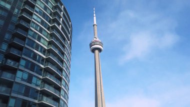 Ünlü Cn Tower Toronto, Ontario, Kanada doğru bakarken