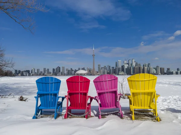 Blick auf toronto Stadt Skyline von toronto Inseln mit bunten Stühlen gesehen — Stockfoto