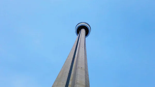 Op zoek naar de beroemde Cn Tower in Toronto, Ontario, Canada — Stockfoto