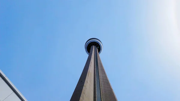 Κοιτώντας ψηλά προς τον περίφημο πύργο ΣΟ στο Τορόντο, Οντάριο, Καναδάς — Φωτογραφία Αρχείου