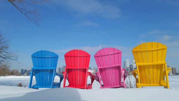 Vista da cidade de Toronto skyline visto formulário Ilhas Toronto com cadeiras coloridas — Fotografia de Stock