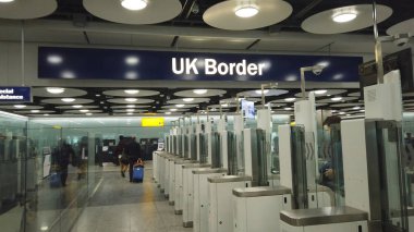 Londra, İngiltere - 6th Mart 2019: İngiltere uluslararası sınır kontrol noktasında heathrow Havaalanı