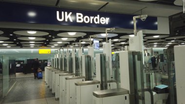 Londra, İngiltere - 6th Mart 2019: İngiltere uluslararası sınır kontrol noktasında heathrow Havaalanı