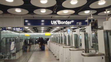 Londra, İngiltere - 6th Mart 2019: İngiltere uluslararası sınır kontrol noktasında heathrow Havaalanı