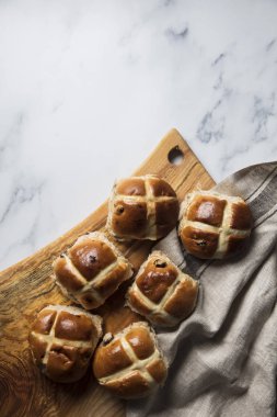 Kuru üzüm ile geleneksel hot cross buns. Paskalya bahar tedavi