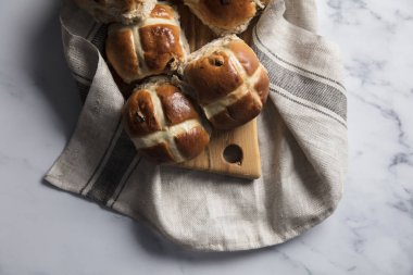 Ahşap bir gemide kuru üzüm ile geleneksel sıcak cross buns