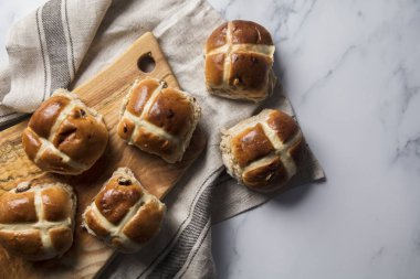 Ahşap bir gemide kuru üzüm ile geleneksel sıcak cross buns