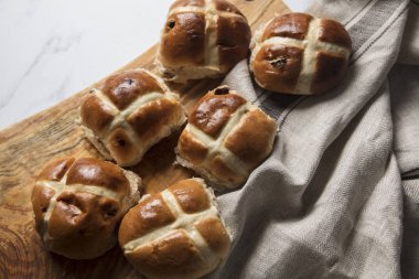 Kuru üzüm ile geleneksel hot cross buns. Paskalya bahar tedavi