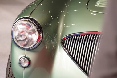 Klasik bir eski araba Far yakın