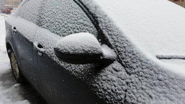 Bir araba kar bir katmanda bir kar fırtınası sırasında kaplı.