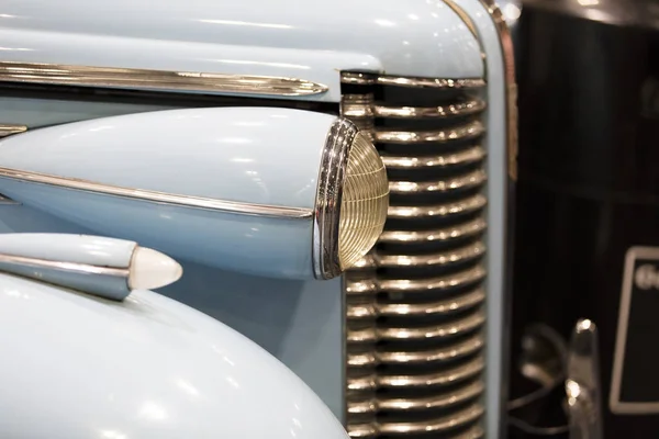 Um close de um farol clássico do carro vintage — Fotografia de Stock