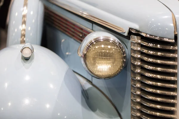 Un primer plano de un faro clásico de coche vintage — Foto de Stock