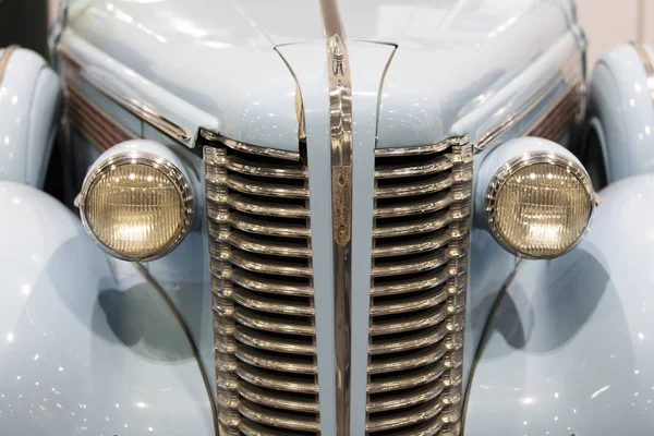 Um close de um farol clássico do carro vintage — Fotografia de Stock