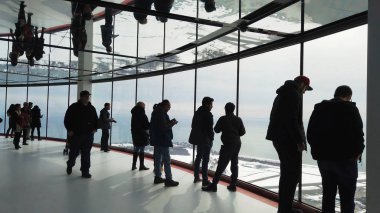 Turistler Cn Tower Toronto üzerinde manzarasının tadını çıkarın