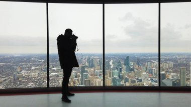 Turistler Cn Tower Toronto üzerinde manzarasının tadını çıkarın