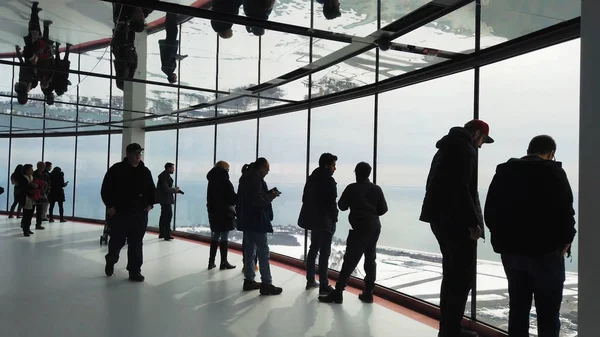 Turistas apreciam a vista sobre Toronto a partir da Torre CN — Fotografia de Stock