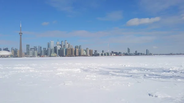 Vista da cidade de Toronto skyline formulário Toronto Islands através do lago congelado Ontário — Fotografia de Stock