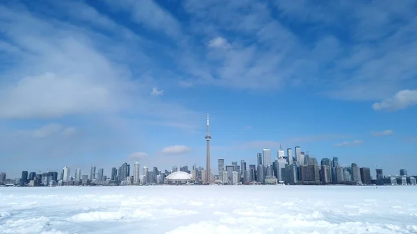 Blick auf toronto Stadtsilhouette Form toronto Inseln über zugefrorenen See ontario — Stockfoto