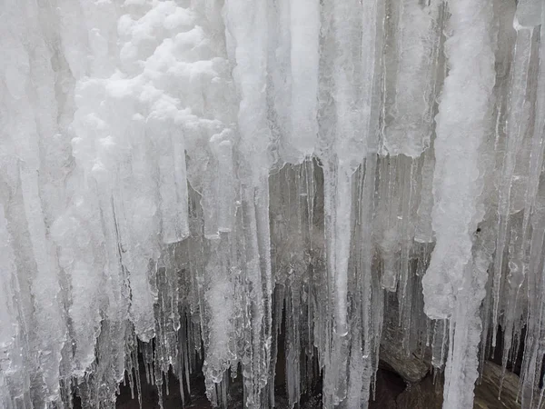Uzun asılı buz sarkıtları yakın çekim — Stok fotoğraf