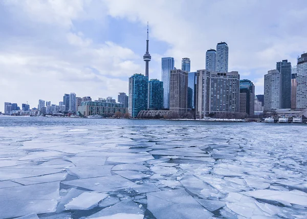 Вид на город Торонто образует лодку, когда она пересекает замерзшее озеро Онтарио — стоковое фото