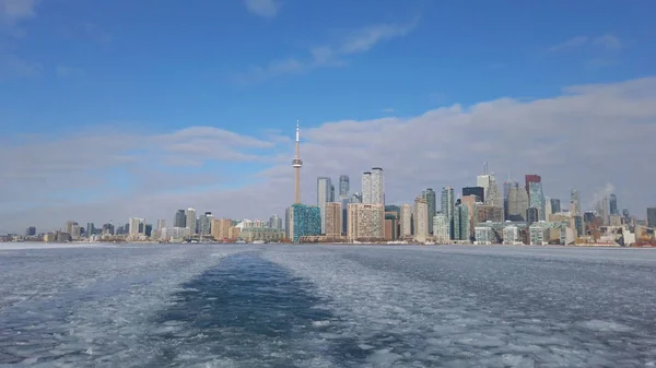 Pohled na panorama města Toronta tvoří loď, která překračuje zamrzlé jezero Ontario — Stock fotografie