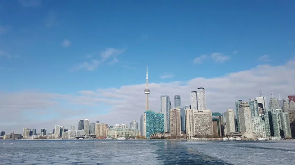 Kilátás Toronto város Skyline alkotnak egy hajót, mivel áthalad a befagyott Ontario-tó — Stock Fotó
