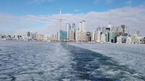 Vista da cidade de Toronto skyline formar um barco como ele atravessa o lago congelado Ontário — Fotografia de Stock