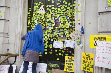 Londra, Ingiltere-Mart 23, 2019: hükümet kabine ofisi Anti Brexit halklar oy Mart Anti Brexit çıkartmalar kaplı