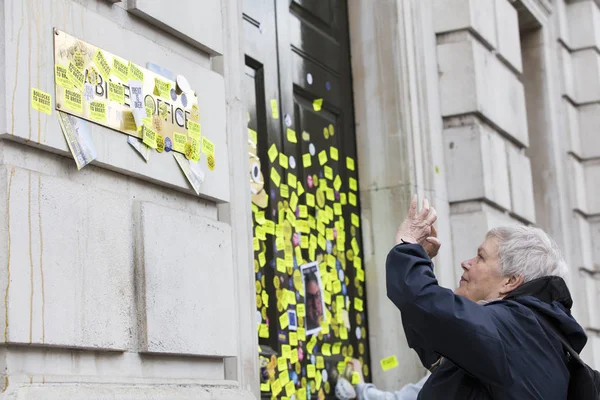 London, Storbritannien-23 mars, 2019: regeringens kansli som omfattas av anti Brexit klister märken på anti Brexit folken rösta marsch — Stockfoto