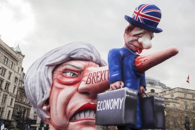 Londra, İngiltere-23 Mart, 2019: Theresa Mayıs bir siyasi hiciv heykel sanatçı Jacques Tilly tarafından Londra 'da insanlar Mart put at yaptı