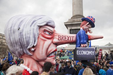 Londra, İngiltere-23 Mart, 2019: Theresa Mayıs bir siyasi hiciv heykel sanatçı Jacques Tilly tarafından Londra 'da insanlar Mart put at yaptı