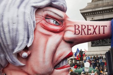 Londra, İngiltere-23 Mart, 2019: Theresa Mayıs bir siyasi hiciv heykel sanatçı Jacques Tilly tarafından Londra 'da insanlar Mart put at yaptı
