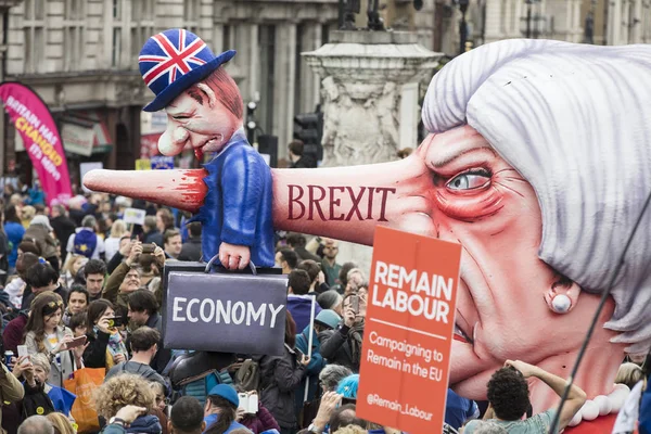 Лондон, Великобританія-23 березня, 2019: політична сатира скульптура Терези може виступив художник Жак Тіллі на покласти його в народ березня в Лондоні — стокове фото