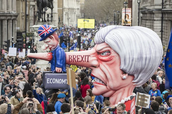 LONDRES, Reino Unido - 23 de marzo de 2019: Una escultura satírica política de Theresa May hecha por el artista Jacques Tilly en la Marcha por el Pueblo en Londres —  Fotos de Stock