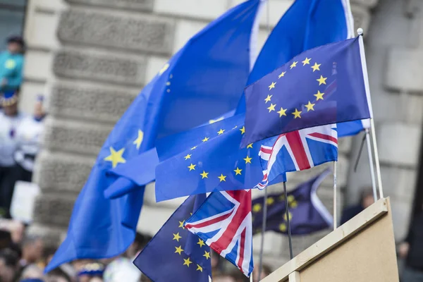 Європейський Союз і британський прапори літати разом в політичних маршу анти Brexit — стокове фото