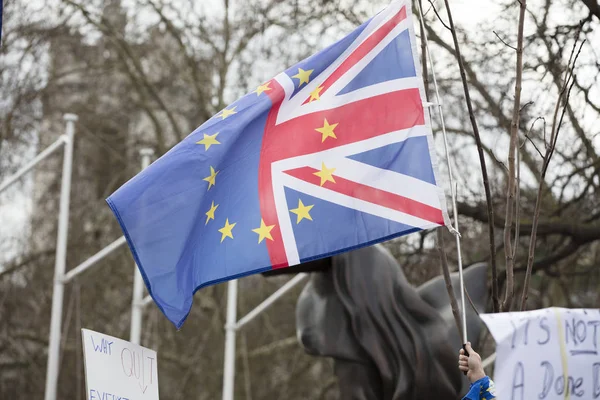 L'Union européenne et les drapeaux britanniques s'unissent lors d'une marche politique anti-Brexit — Photo