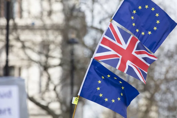 La Unión Europea y las banderas británicas ondean juntas en una marcha política anti-Brexit — Foto de Stock
