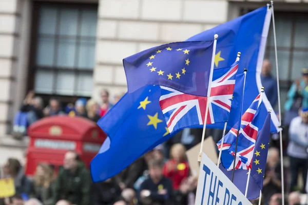 L'Union européenne et les drapeaux britanniques s'unissent lors d'une marche politique anti-Brexit — Photo