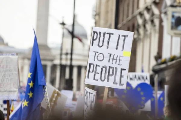 Pónselo a la gente, pancarta anti Brexit en una protesta política en Londres —  Fotos de Stock