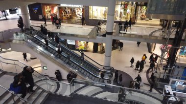 Toronto, Kanada'da karmaşık Eaton Centre alışveriş merkezi içinde alışveriş