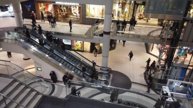 Toronto, Kanada'da karmaşık Eaton Centre alışveriş merkezi içinde alışveriş