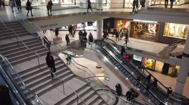 Toronto, Kanada'da karmaşık Eaton Centre alışveriş merkezi içinde alışveriş