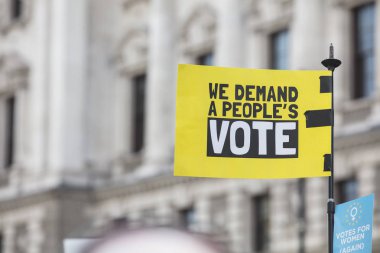 İnsanların oy afiş Londra'daki siyasi bir protesto