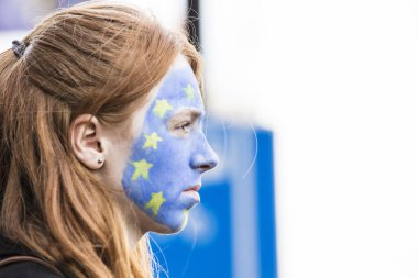 Londra, İngiltere - 23 Mart 2019: Avrupa Birliği bayrağı yüz grubu bir anti Brexit Mart burada boya