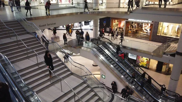 Belül az Eaton Centre bevásárlóközponttól komplex Torontóban, Kanadában a vásárlók — Stock Fotó