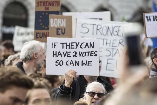 LONDON, Reino Unido - 23 de março de 2019: Apoiantes anti-Brexit em uma marcha política de voto dos povos em Londres — Fotografia de Stock