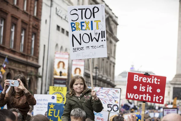 Лондон, Великобританія - Березень 23 2019: Анти Brexit прихильників на голосування народів політичних березня в Лондоні — стокове фото