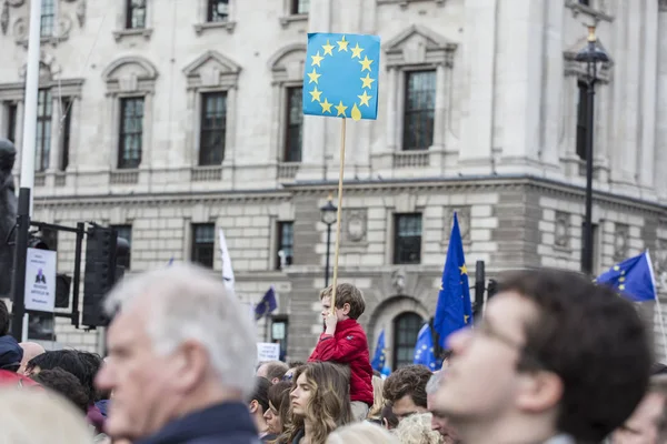 LONDON, Reino Unido - 23 de março de 2019: Apoiantes anti-Brexit em uma marcha política de voto dos povos em Londres — Fotografia de Stock